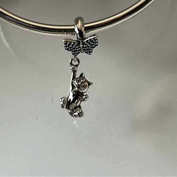 ๐ Sterling Silver Kitty Cat Hanging from Butterfly Charm - Picture 3 of 4